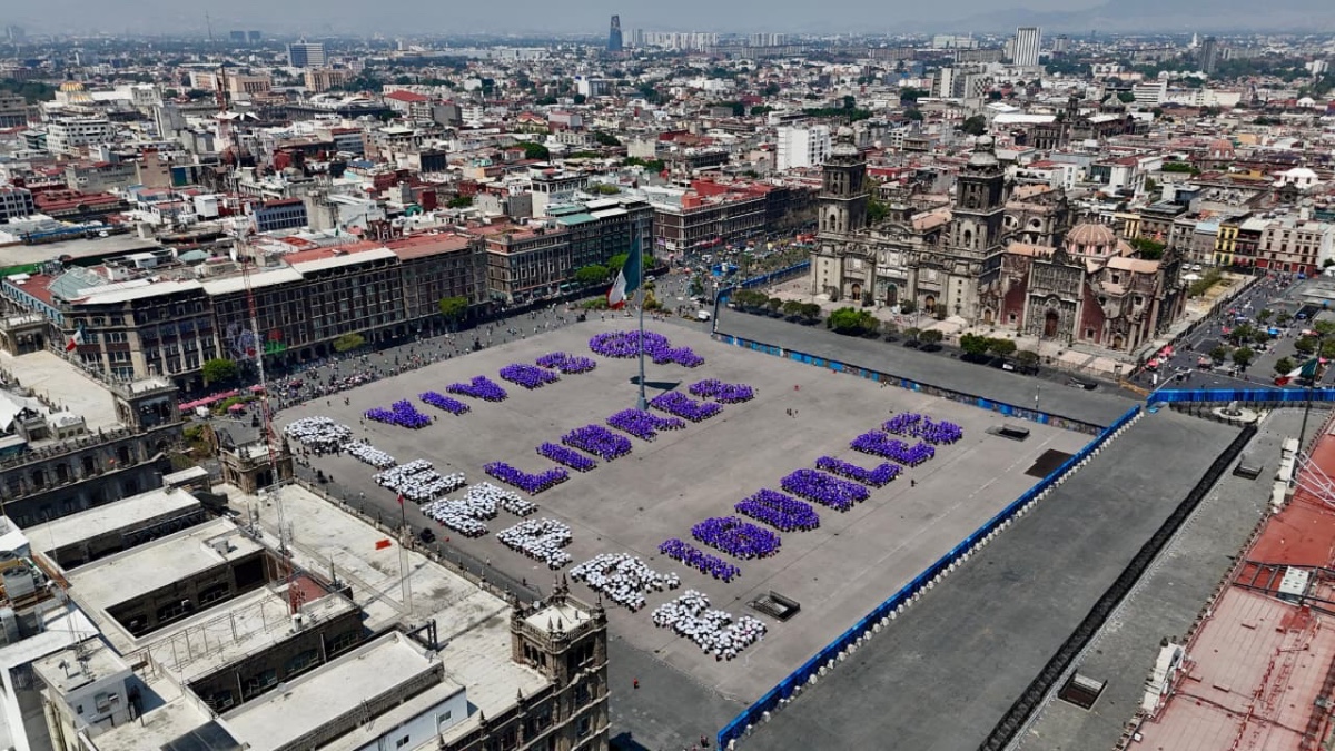 4 MIL MUJERES FORMAN FOTO MONUMENTAL EN EL ZÓCALO CON MENSAJE "SIEMPRE VIVAS, SIEMPRE LIBRES, SIEMPRE IGUALES"