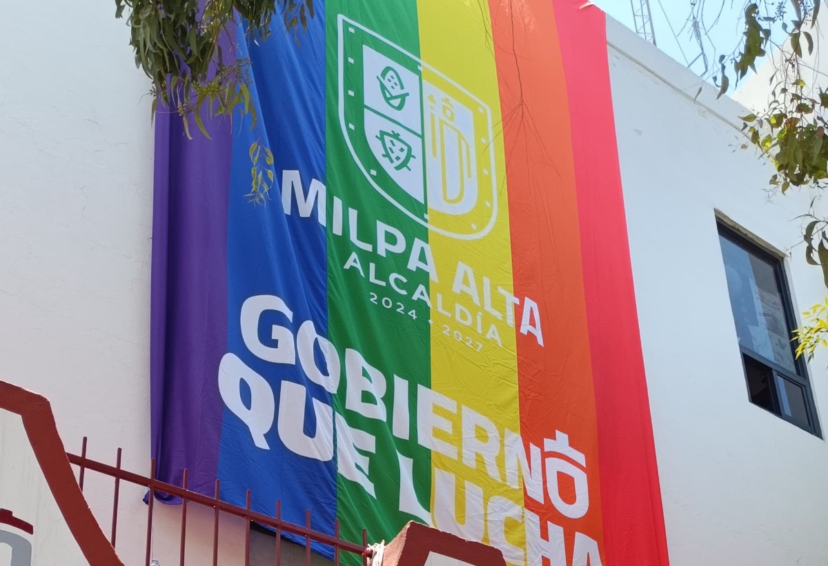 ACTIVISTAS IZAN BANDERA LGBT+ EN MILPA ALTA