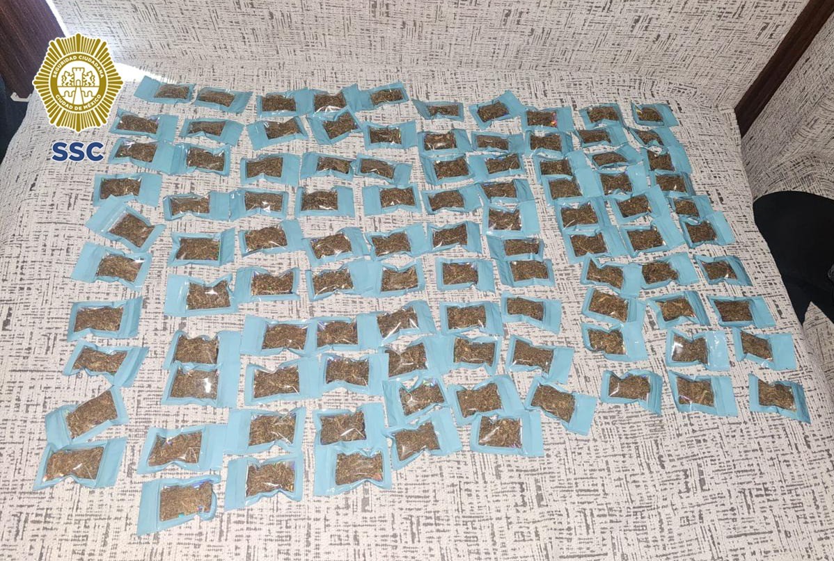 ASEGURAN MÁS DE 350 DOSIS DE DROGA Y UN ARMA EN CATEOS EN CUAUHTÉMOC Y GAM; HAY UNA DETENIDA