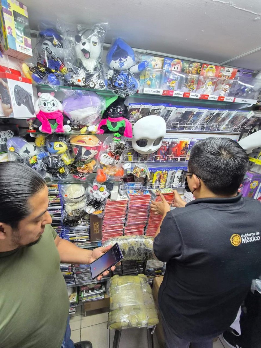 ASEGURAN MERCANCÍA PIRATA EN FRIKI PLAZA, FAN CENTER Y PLAZA MEAVE TRAS OPERATIVO DEL IMPI, MARINA Y SSC