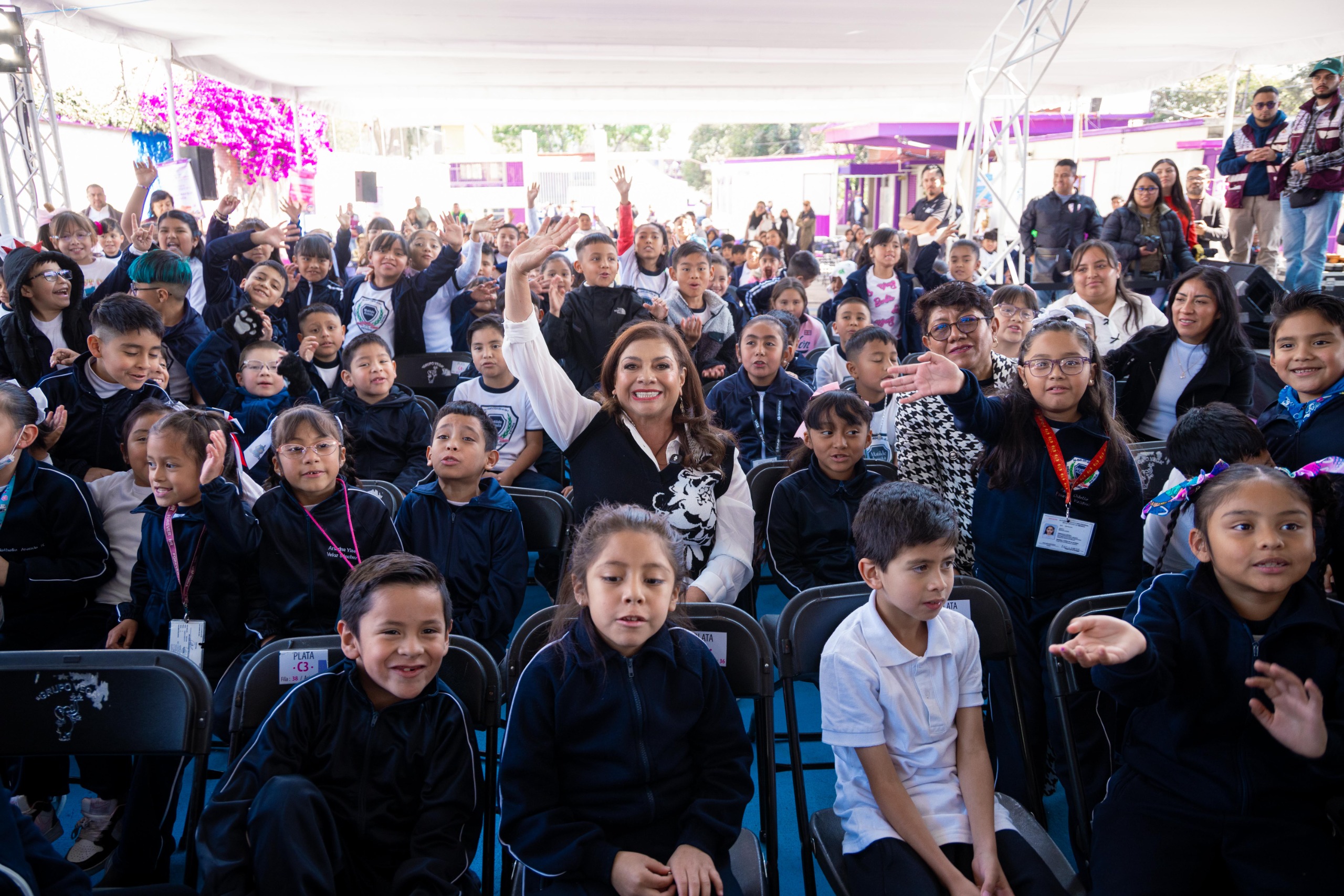 Clara Brugada entrega la primera escuela renovada con el programa "1, 2, 3 por mi escuela"