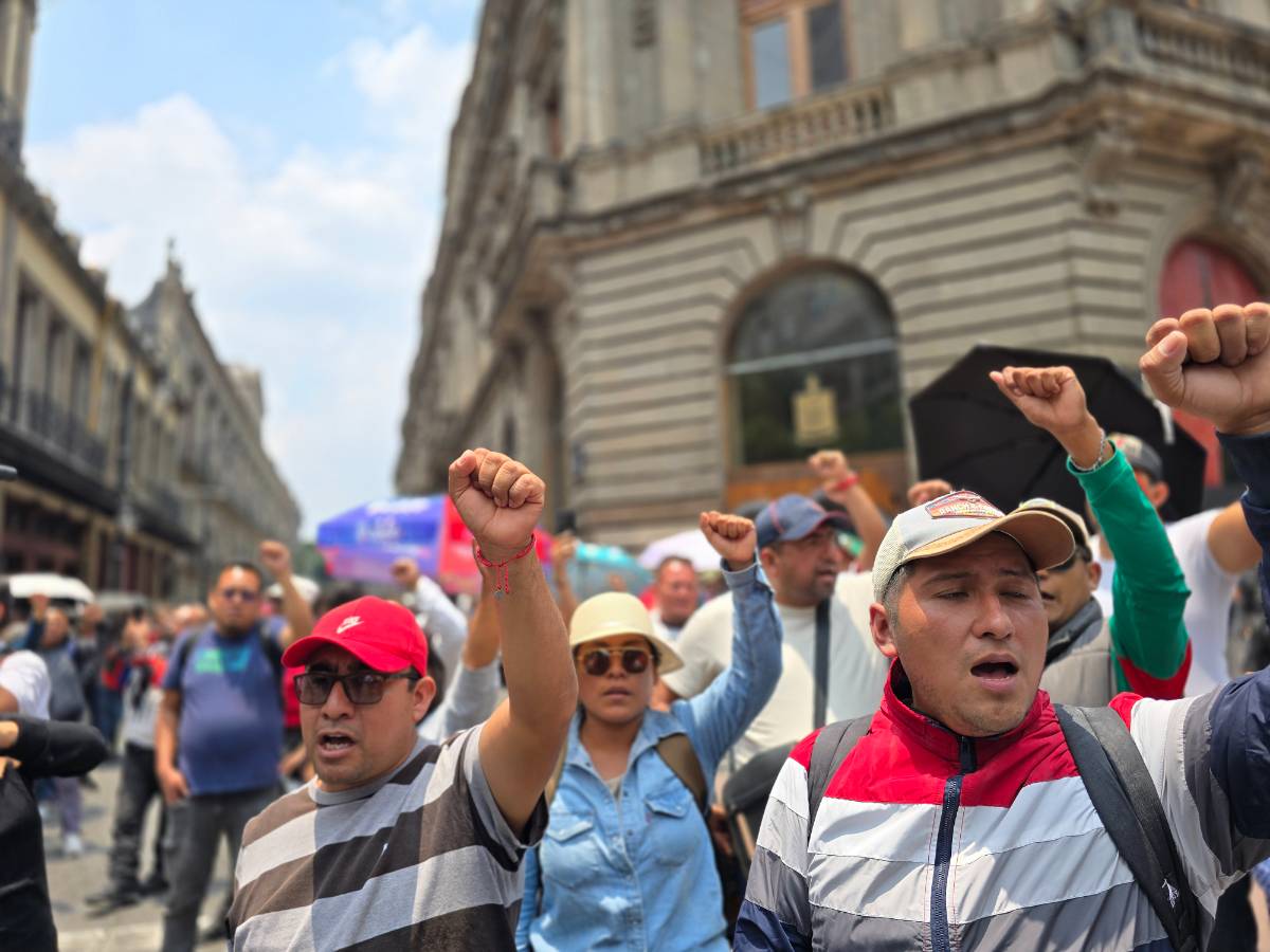 CNTE MANTIENE PROTESTA Y PLANTÓN EN AVENIDA 5 DE MAYO