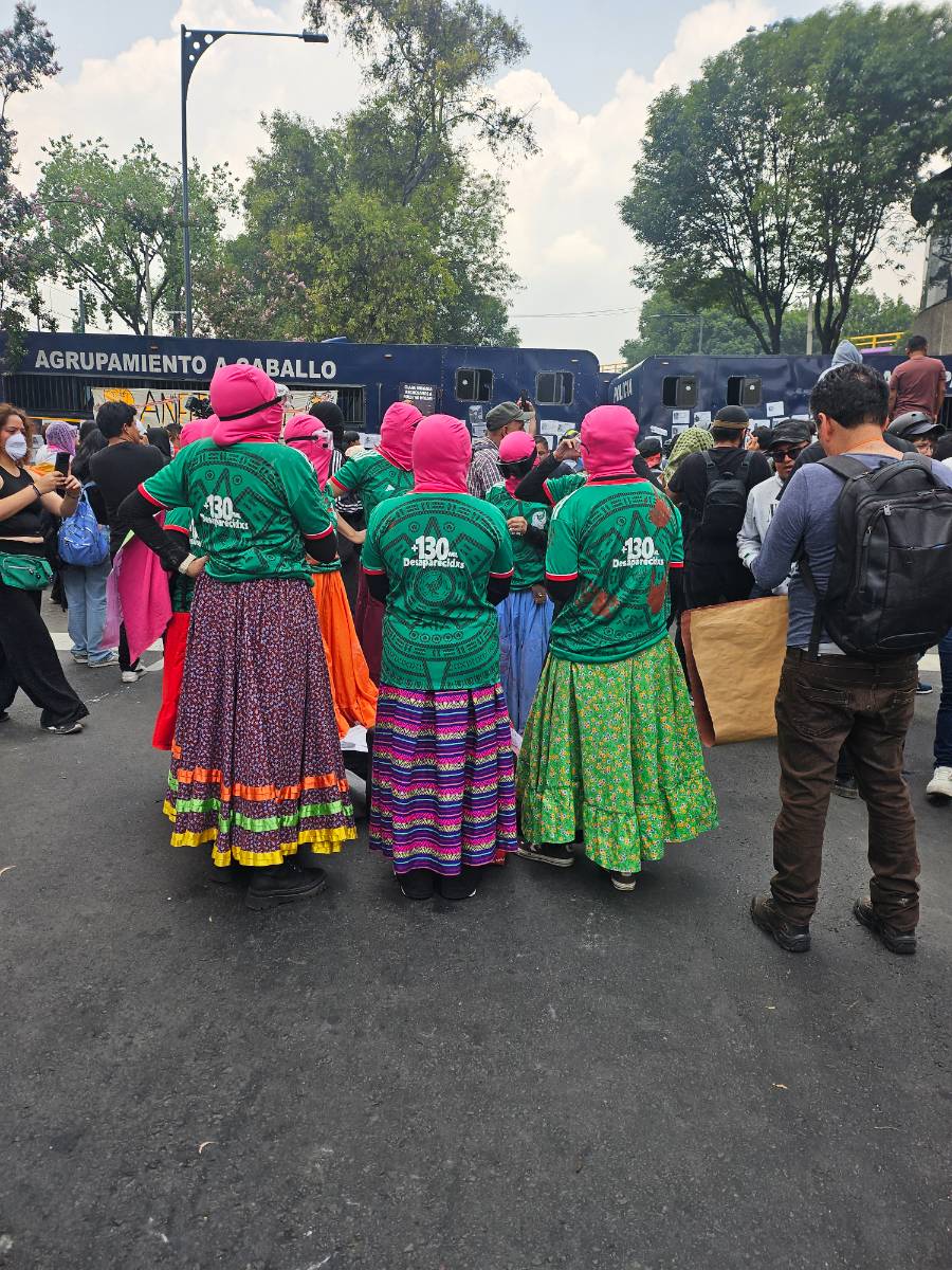 CNTE y madres buscadoras marchan al Estadio Ciudad de México