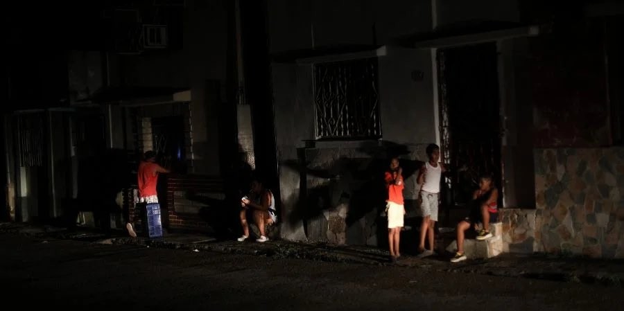 CUBA SE QUEDA A OSCURAS TRAS APAGÓN POR BLOQUEO ENERGÉTICO