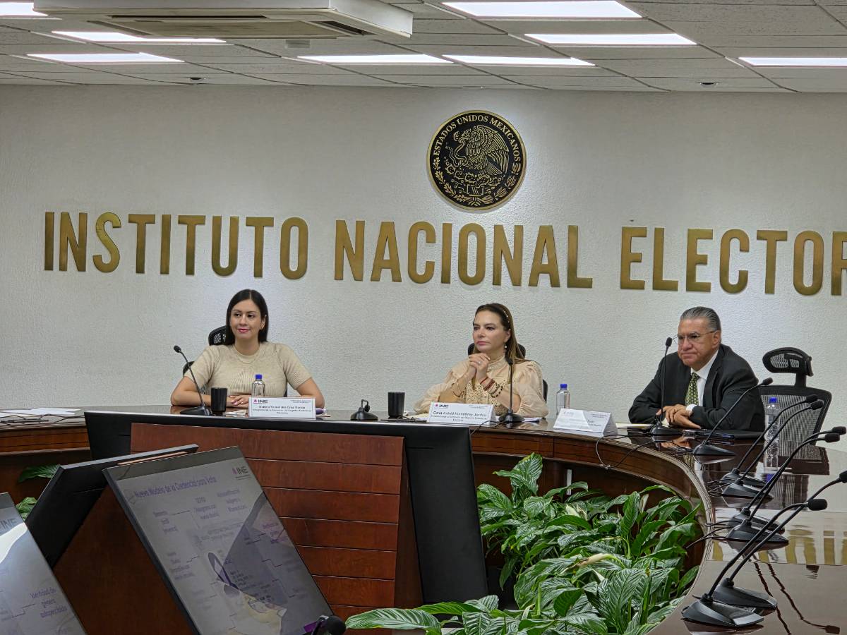 EL INE PRESENTA NUEVA CREDENCIAL PARA VOTAR CON MAYORES MEDIDAS DE SEGURIDAD*