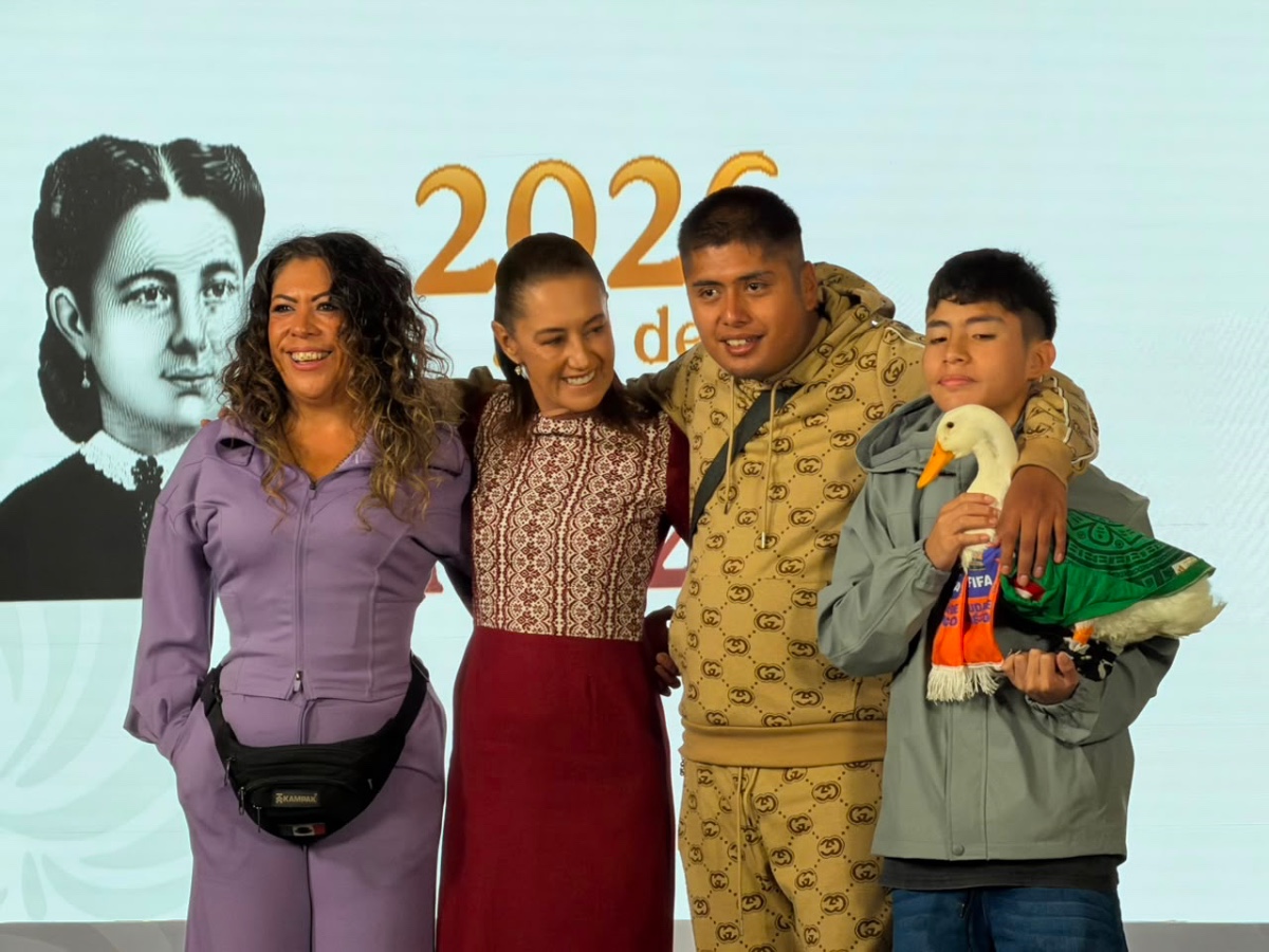 EL PATO MERLÍN, MASCOTA VIRAL DEL MUNDIAL, SE PRESENTA EN LA CONFERENCIA MAÑANERA DE CLAUDIA SHEINBAUM