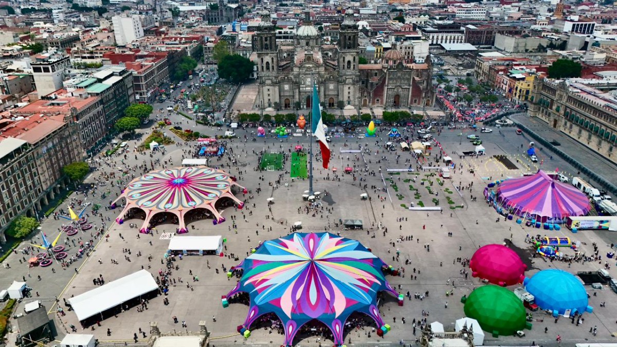 EL ZÓCALO DE CIUDAD DE MÉXICO SE CONVIERTE EN UN PARQUE TEMÁTICO PARA LA NIÑEZ