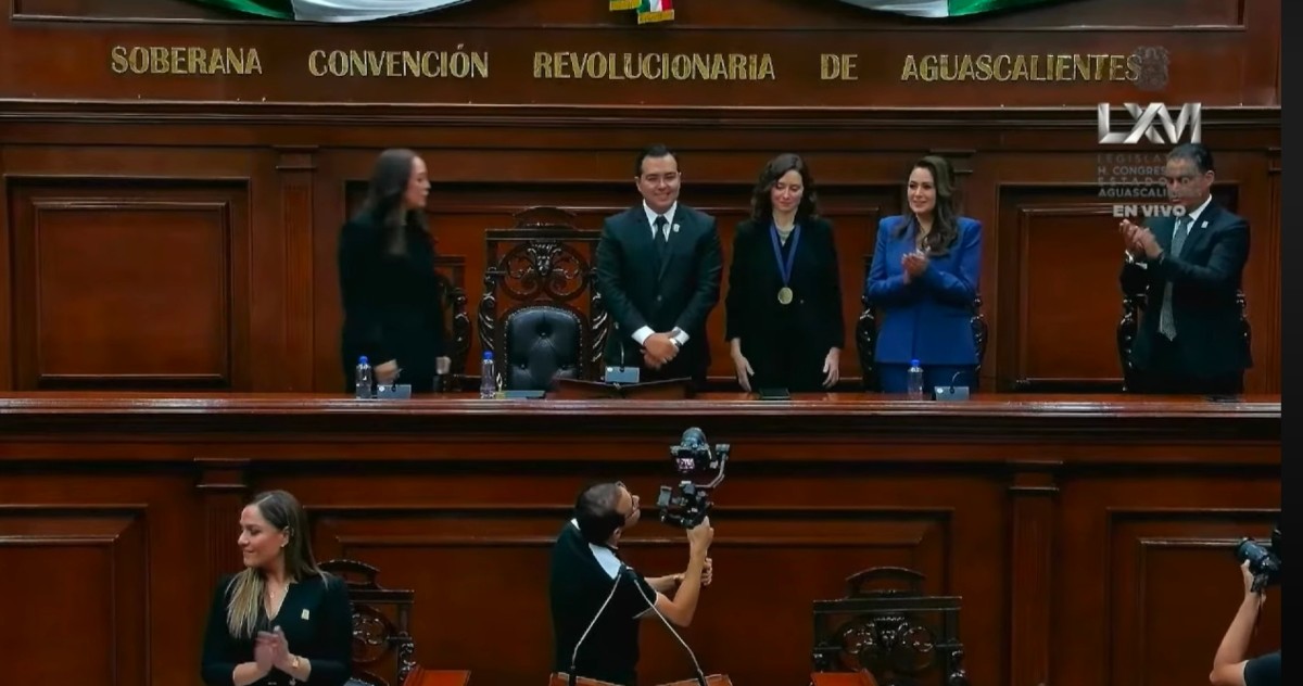 ENTRE PROTESTAS, CONGRESO DE AGUASCALIENTES ENTREGA MEDALLA A DÍAZ AYUSO