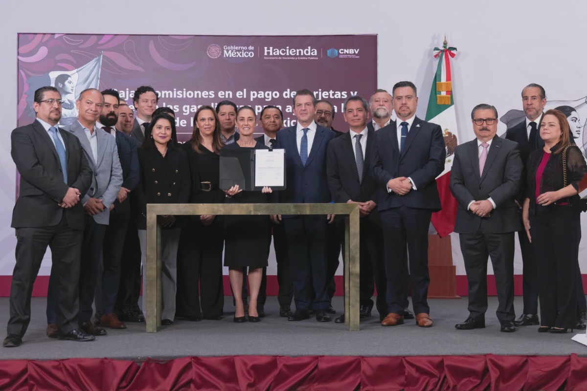 GOBIERNO DE MÉXICO Y LA BANCA PACTAN REDUCCIÓN DE COMISIONES EN GASOLINERAS PARA BAJAR PRECIOS AL CONSUMIDOR