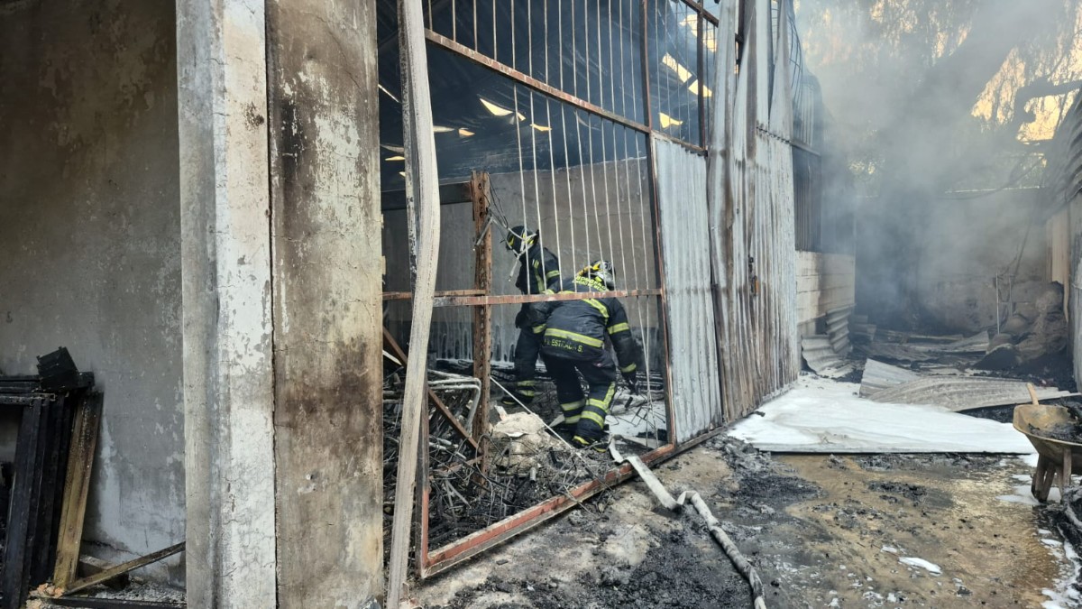 INCENDIO EN FÁBRICA DE TLÁHUAC MOVILIZA A BOMBEROS; EVACÚAN A 300 PERSONAS