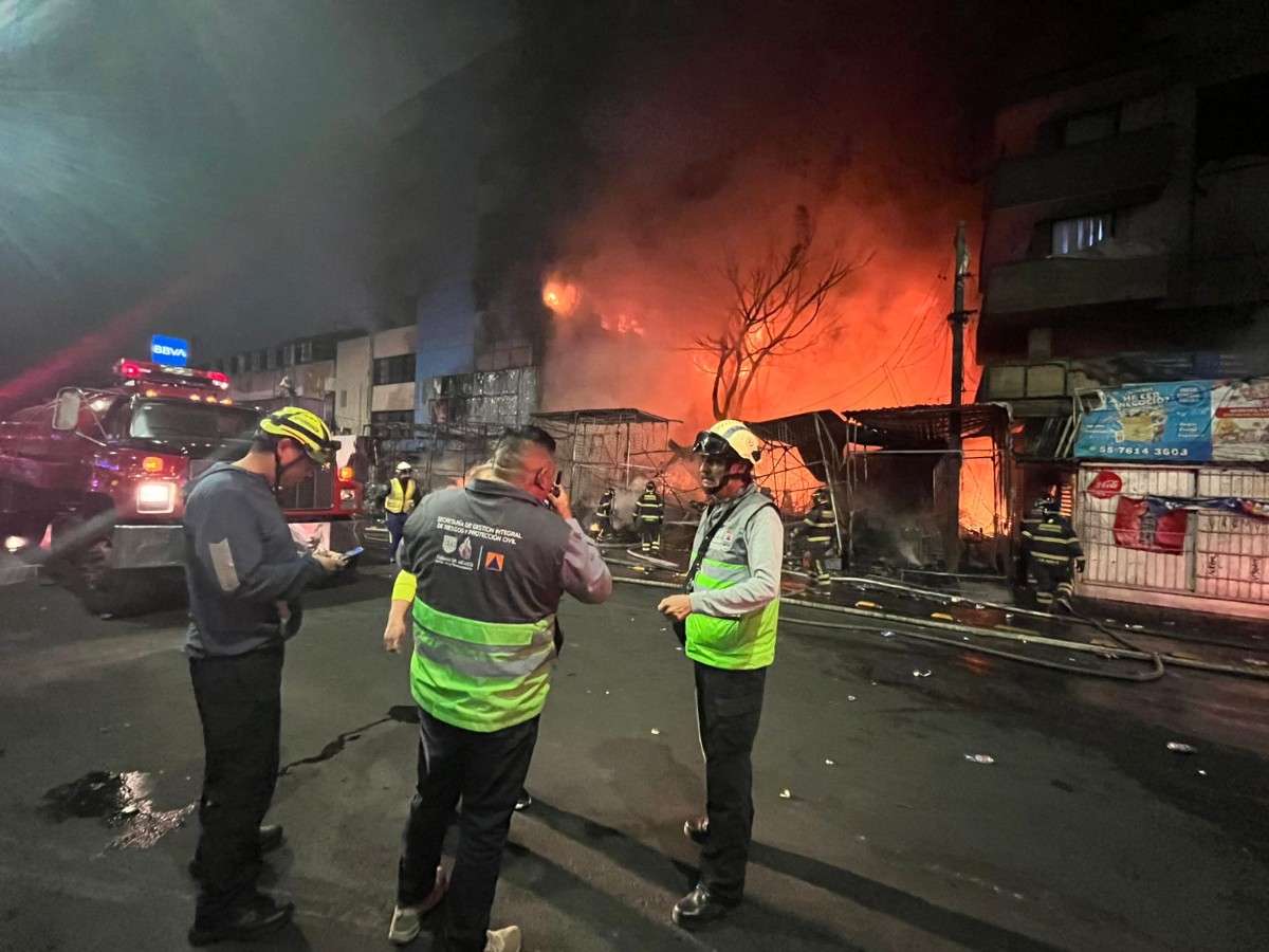 INCENDIO EN INMEDIACIONES DEL MERCADO DE SONORA DEJA DECENAS DE LOCALES DAÑADOS