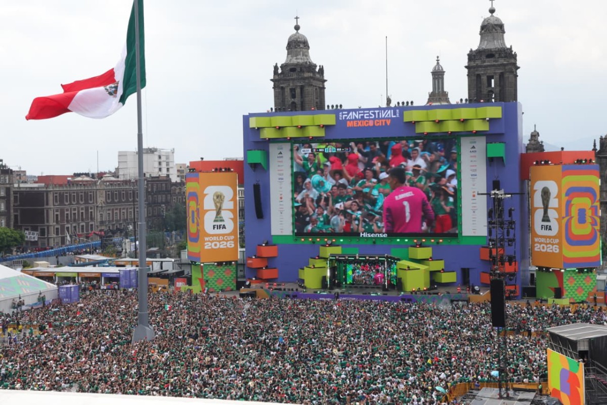 INSTALAN 12 PANTALLAS MÁS ALREDEDOR DEL ZÓCALO