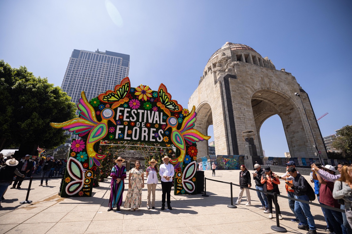 LA CAPITAL SE LLENA DE FLORES Y COLORES PARA DAR LA BIENVENIDA A LA PRIMAVERA DESDE EL MONUMENTO A LA REVOLUCIÓN.