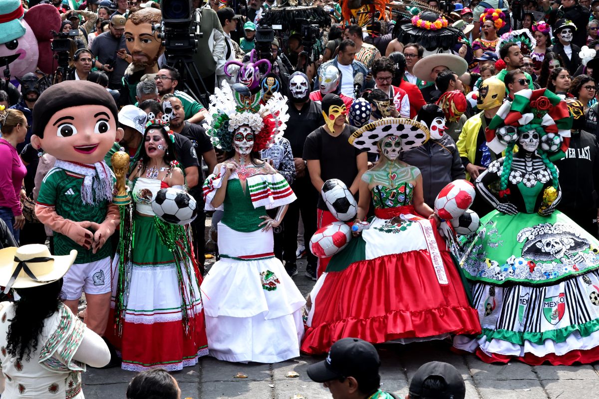 LA CIUDAD DE MÉXICO DA LA BIENVENIDA AL MUNDIAL CON LA OLA MÁS GRANDE DEL MUNDO