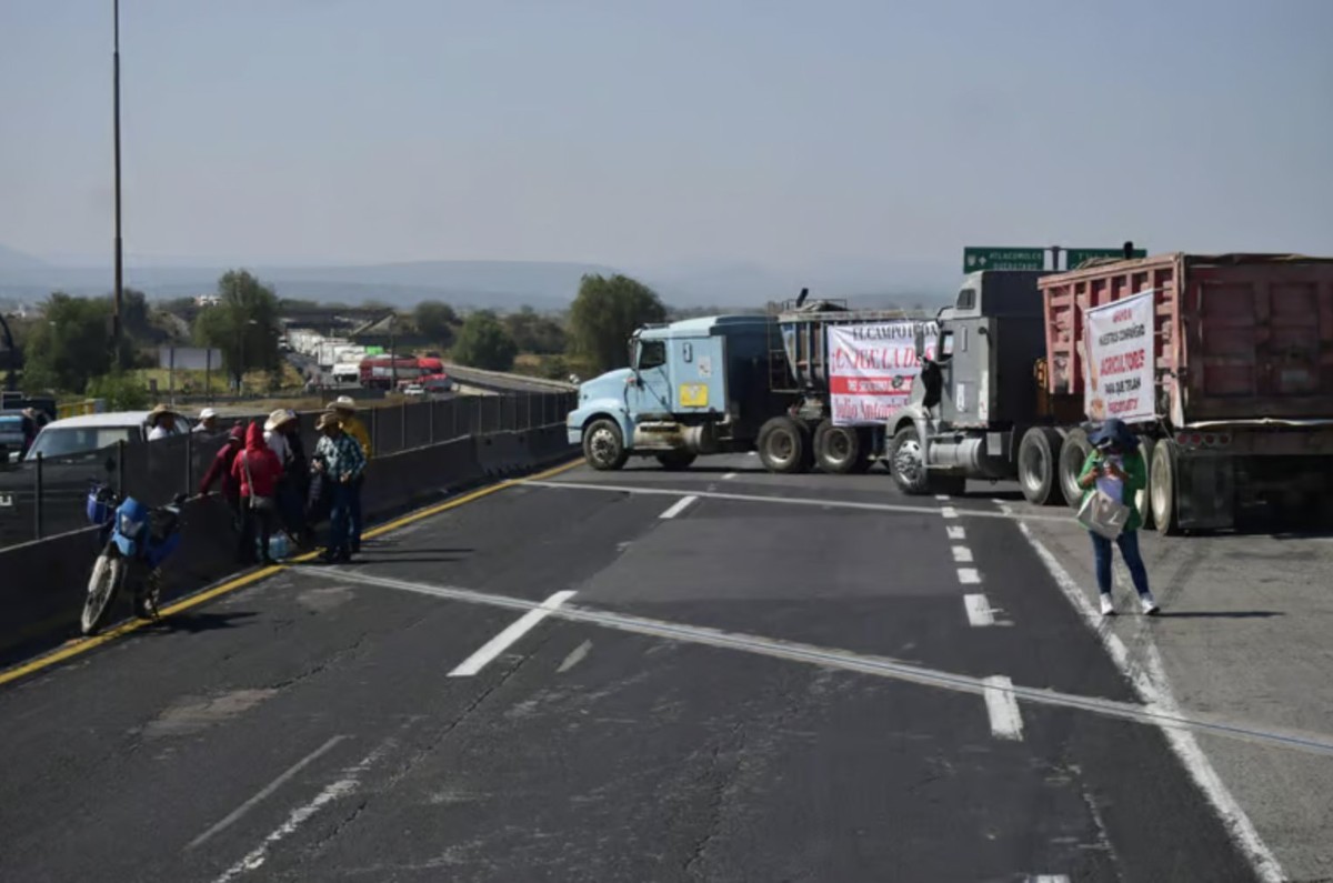 LIBERAN CASETA MÉXICO-TOLUCA TRAS SIETE HORAS DE BLOQUEO DE CAMPESINOS