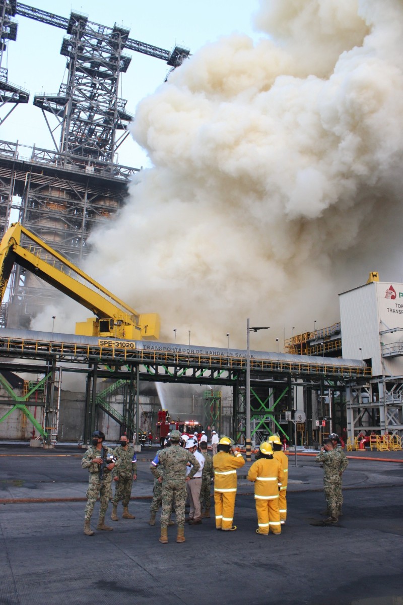 MARINA APOYA A PEMEX EN CONTROL DE INCENDIO EN REFINERÍA DOS BOCAS