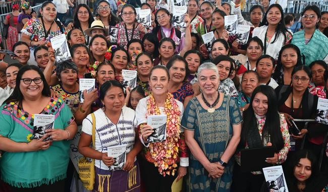 PRESIDENTA RECONOCE A MUJERES TRADUCTORAS EN OAXACA