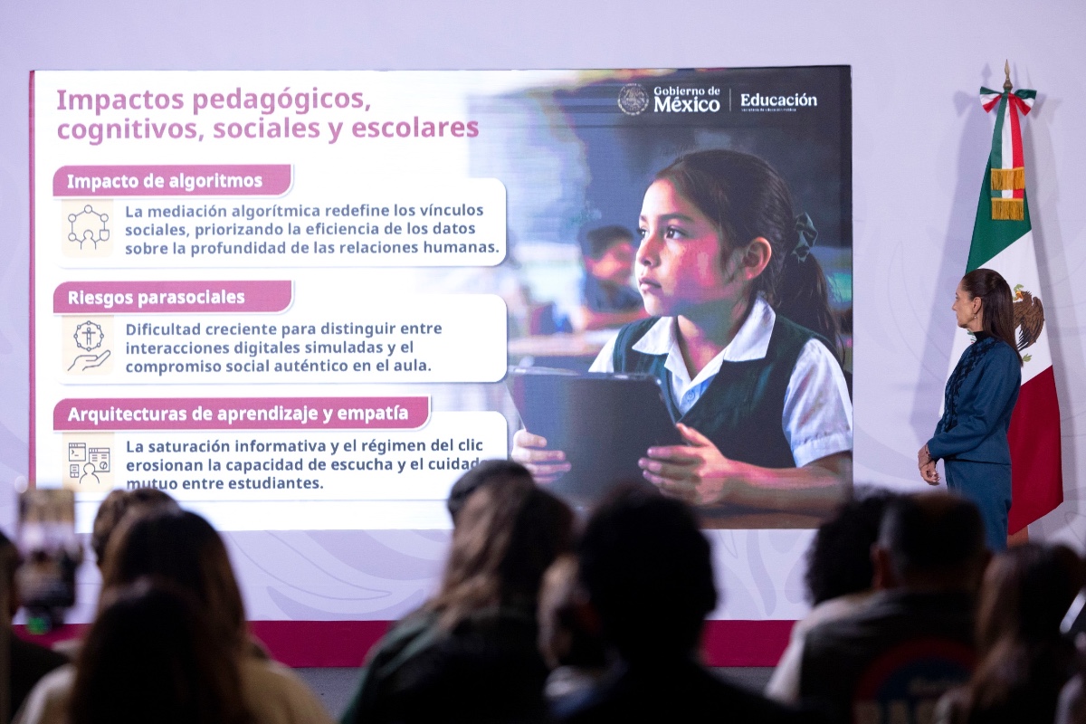 REGULACIÓN DE USO DE CELULAR EN ESCUELAS VA POR EL RESCATE DE BIBLIOTECAS E INVESTIGACIÓN TRADICIONAL