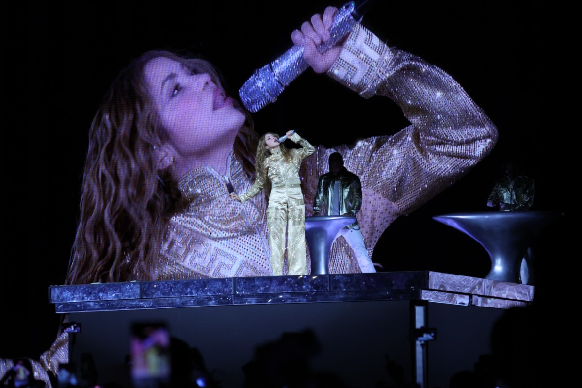 SHAKIRA ROMPE RÉCORD EN EL ZÓCALO DE LA CIUDAD DE MÉXICO, REUNIÓ MÁS DE 400 MIL FANS