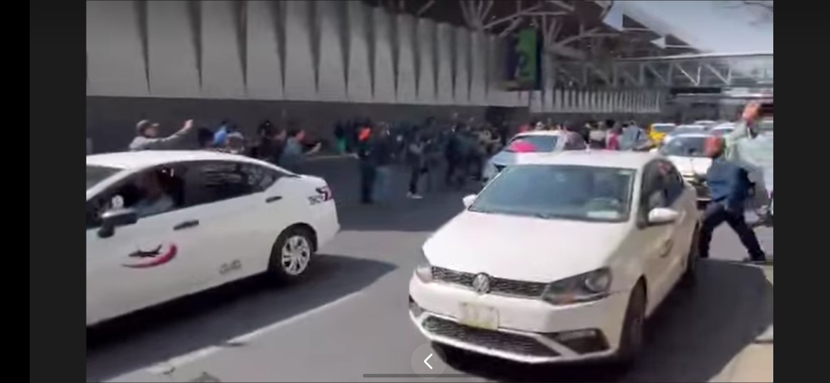 TAXISTAS RETIRAN BLOQUEO EN LOS ACCESOS DEL AICM