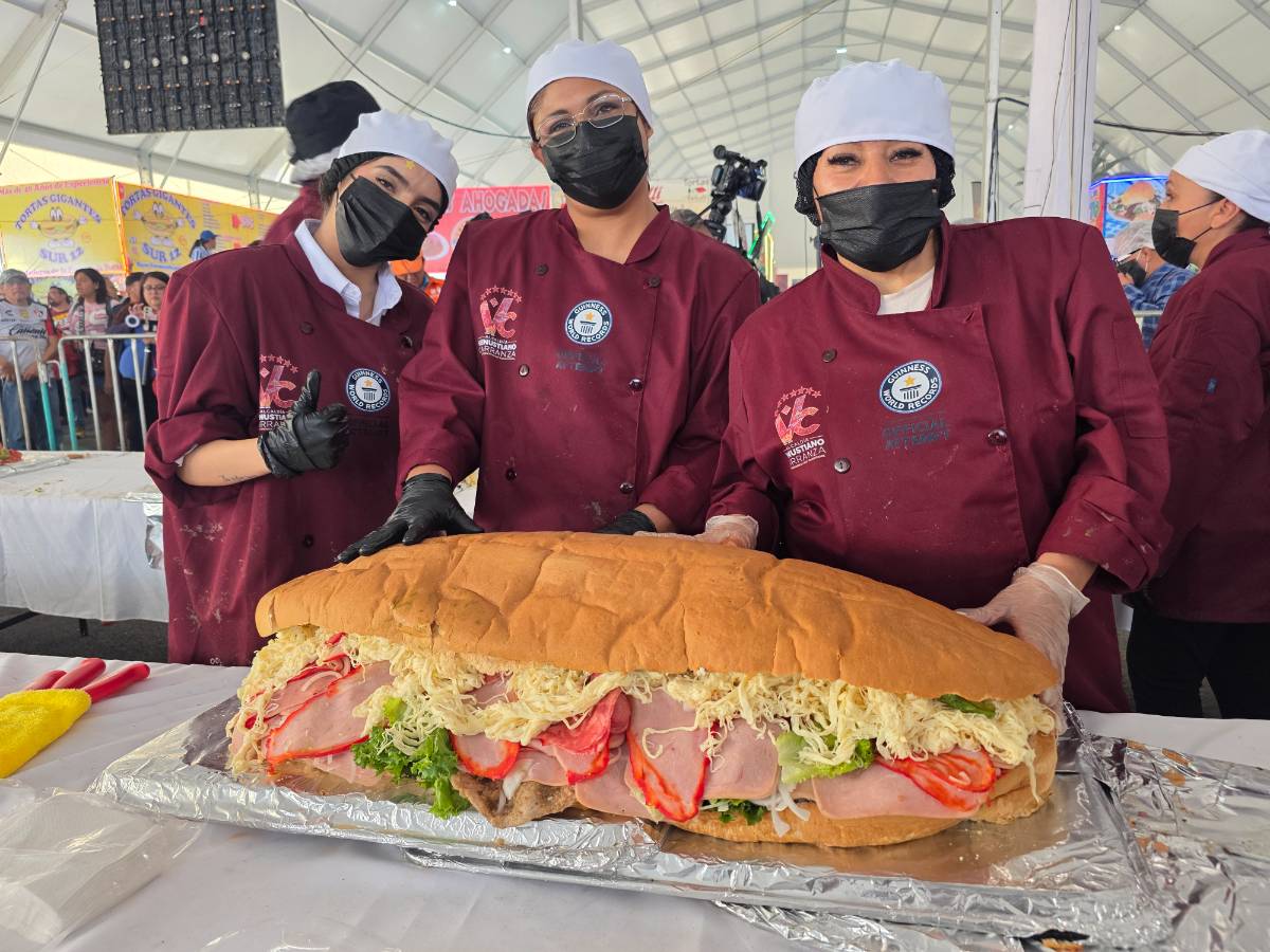 TORTA GIGANTE DE 100 METROS ROMPE RÉCORD EN EL ARRANQUE DEL 21 ANIVERSARIO DEL TORTA FEST EN VENUSTIANO CARRANZA