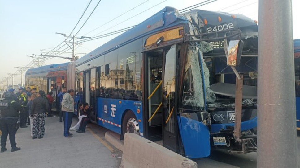 TROLEBÚS CHOCA CONTRA POSTE EN CHALCO; 20 PERSONAS SON ATENDIDAS